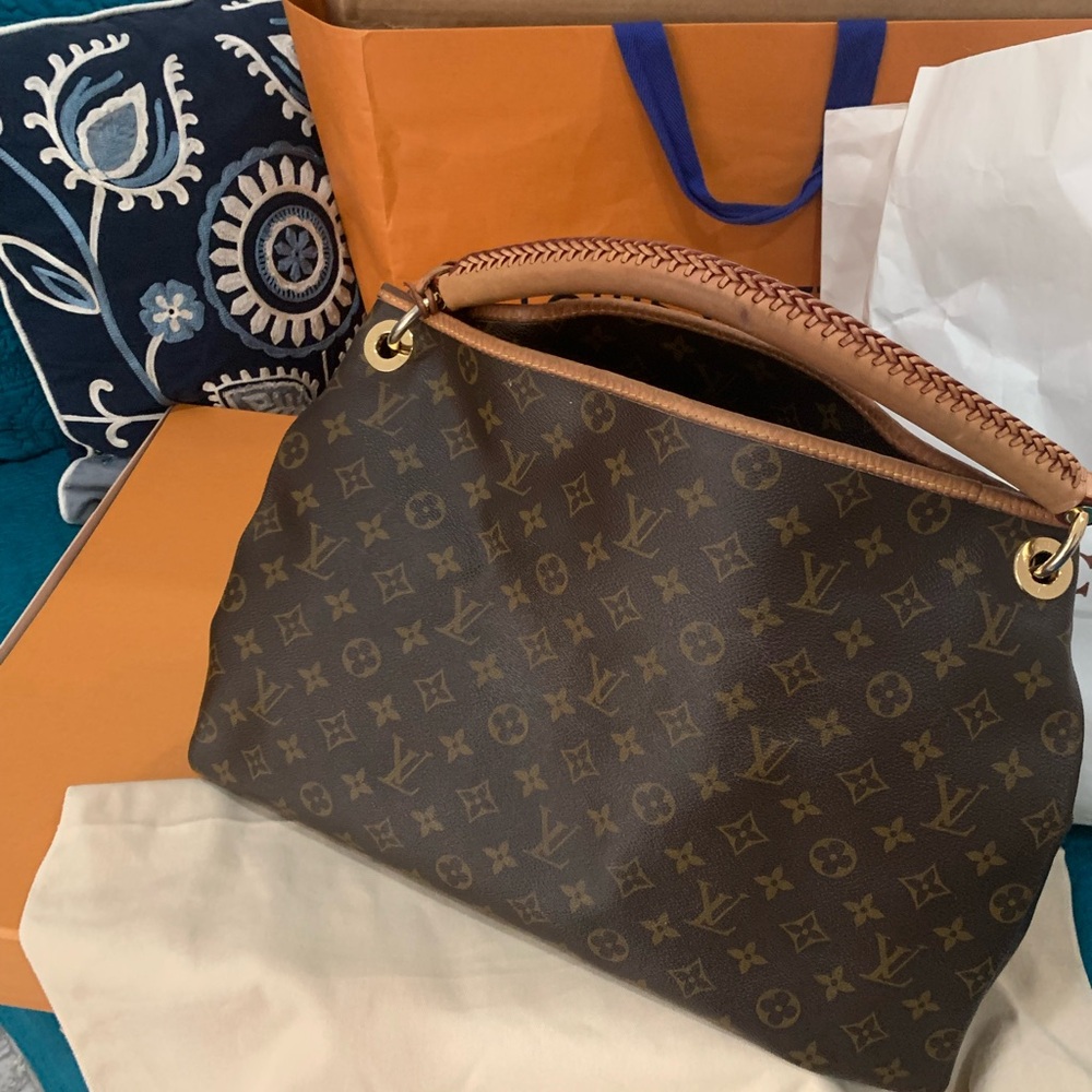 Louis Vuitton Authentic Artsy Handbag 
Inside pen marks & 4 Corners damage